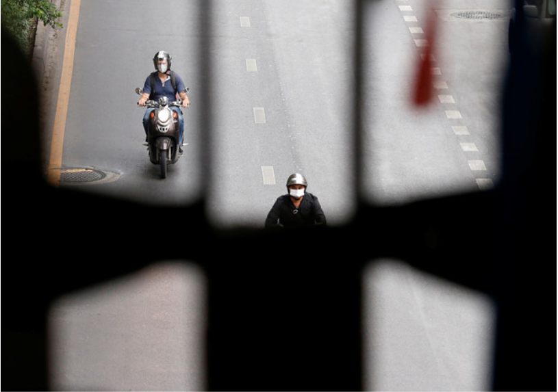 Người dân đeo băng khẩu khi ra đường