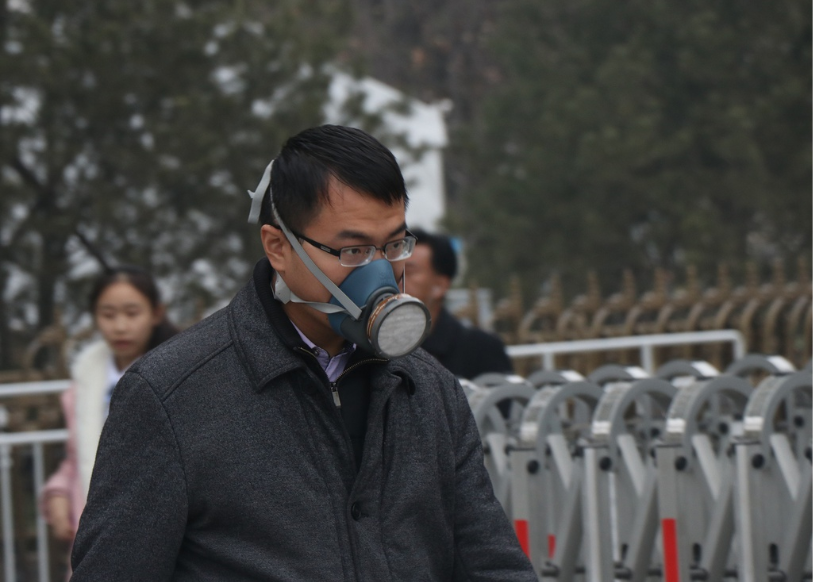 Người dân đeo mặt nạ ra đường